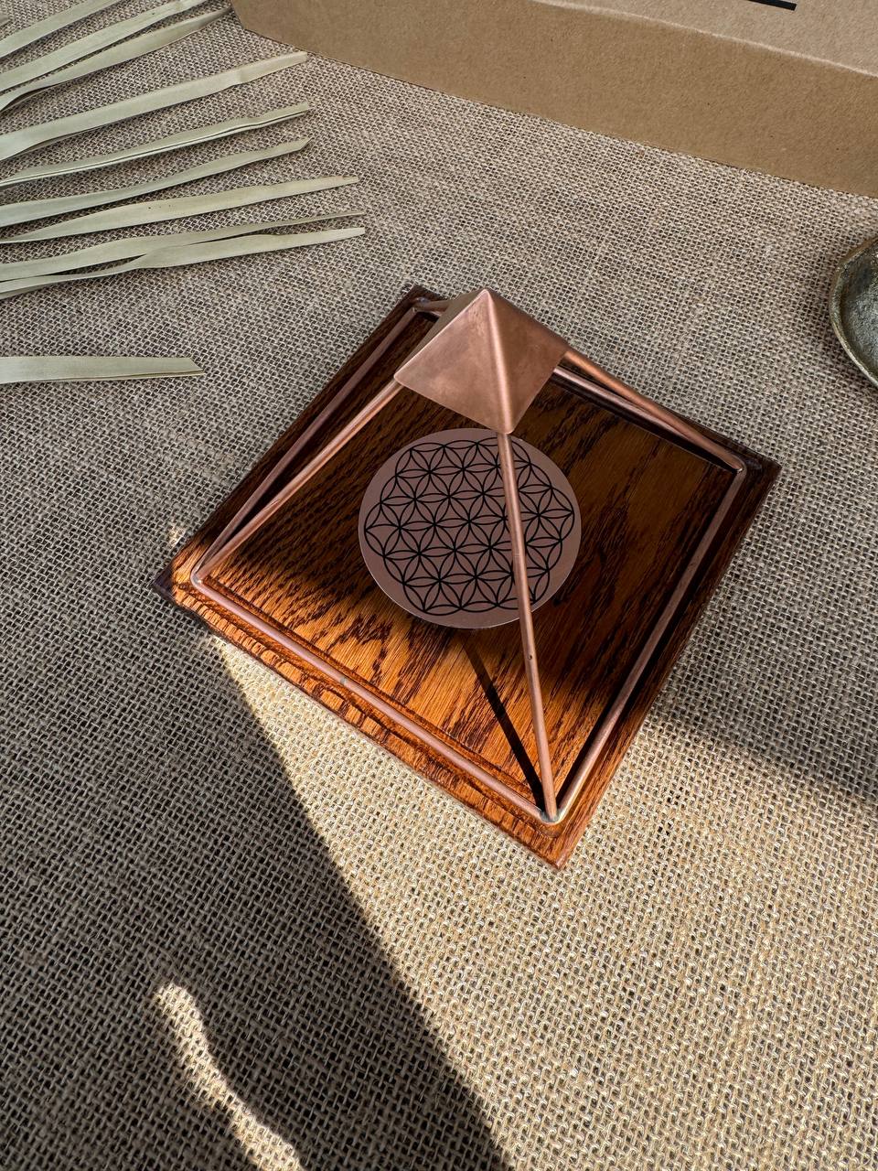 Miedziana Piramida Energetyczna do Medytacji, Uzdrawiania, Energetyzowania, Drewniana Miedziana Piramida Giza ze Sri Yantrą lub Kwiat Życia Matą Energetyczną